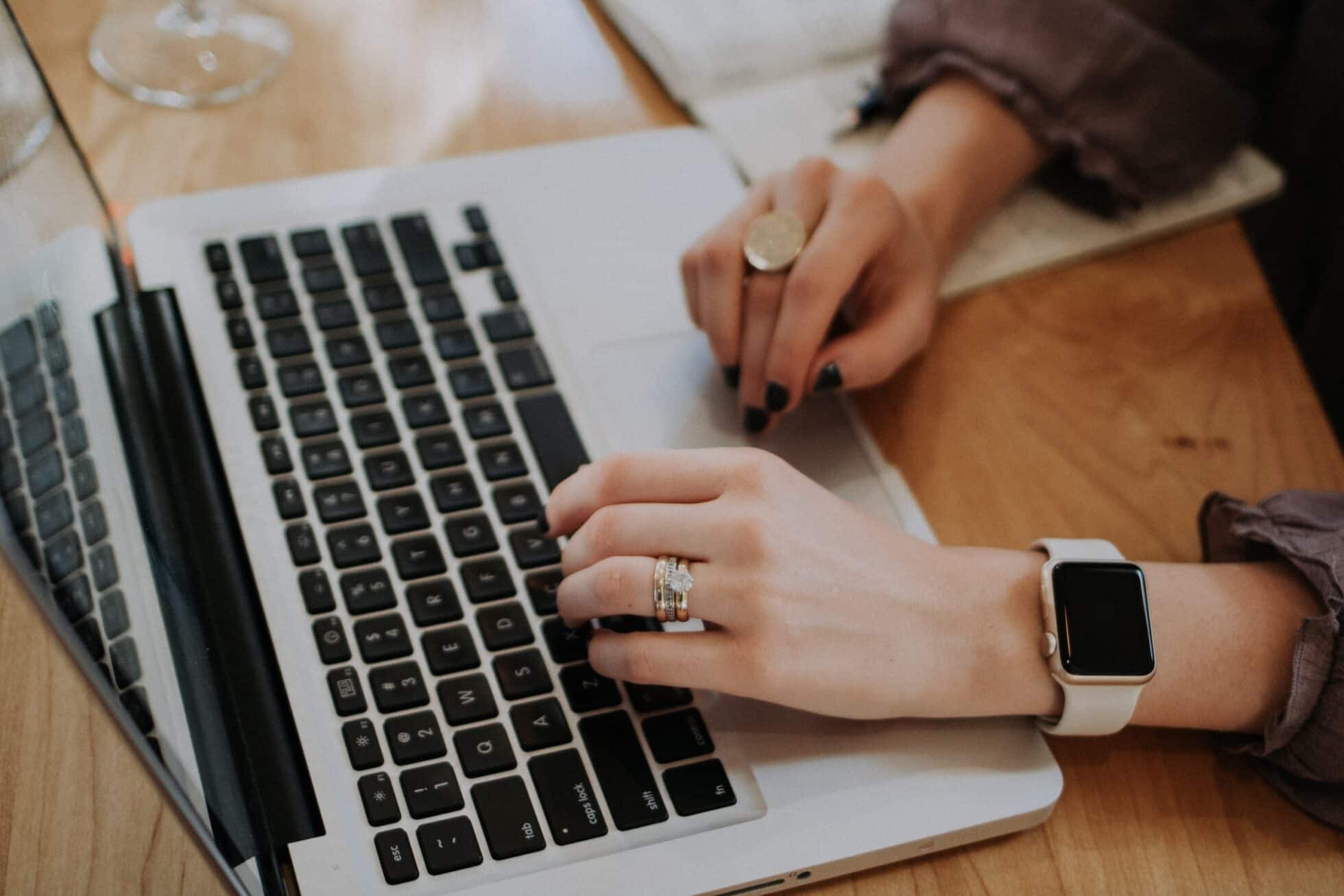 Eine Frau arbeitet im Office Management